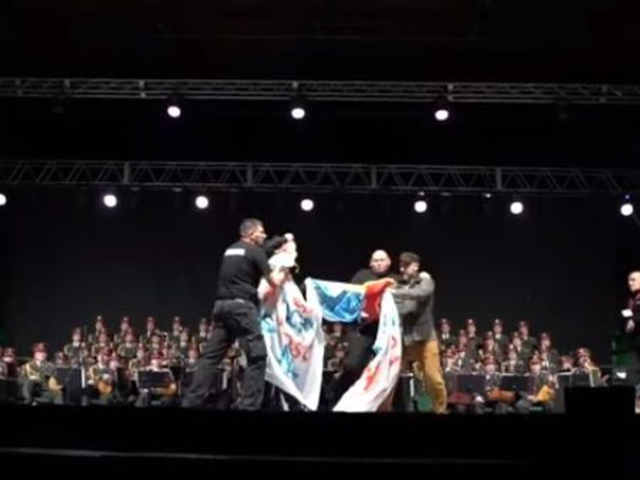 Зі сцени активістів вивела охорона