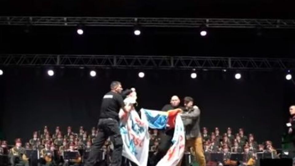 Со сцены активистов увела охрана