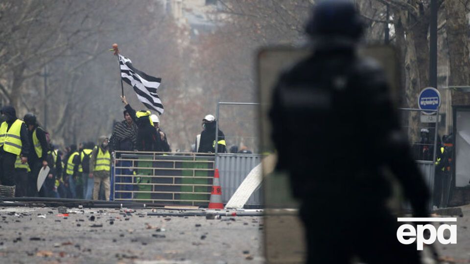 Протестувальники ідентифікують себе за допомогою жовтих жилетів