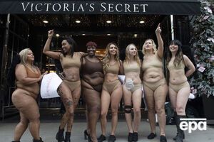 Участницы акции перед Victoria's Secret выкрикивали лозунг: "Мода подвела нас"