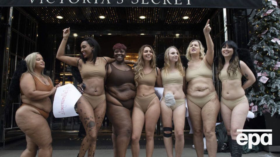 Участницы акции перед Victoria's Secret выкрикивали лозунг: "Мода подвела нас"