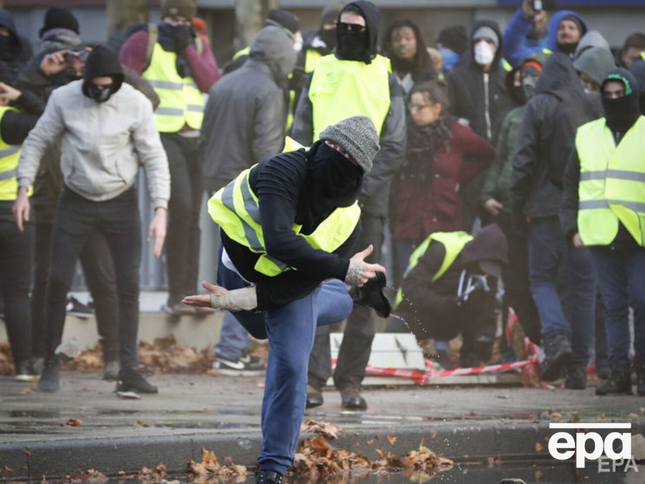 В СБУ заявили, что за спинами мирных демонстрантов во Франции действовали радикалы, которых поддерживает РФ