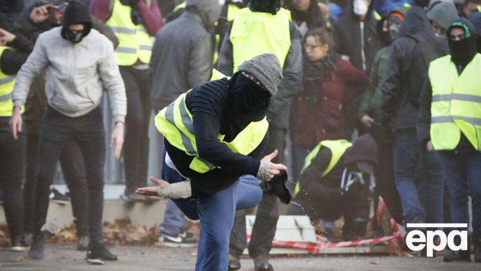 В СБУ заявили, что за спинами мирных демонстрантов во Франции действовали радикалы, которых поддерживает РФ