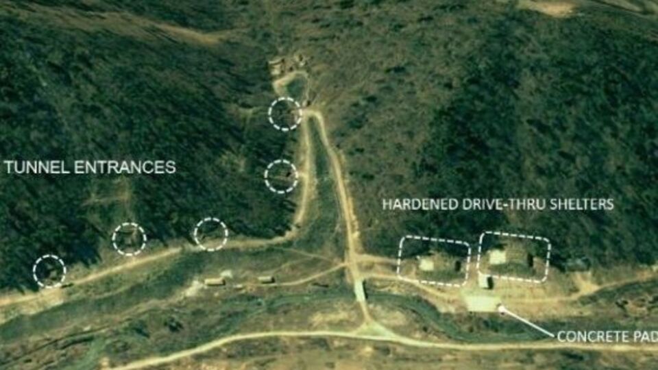 Супутникові знімки свідчать, що військову базу активно використовують