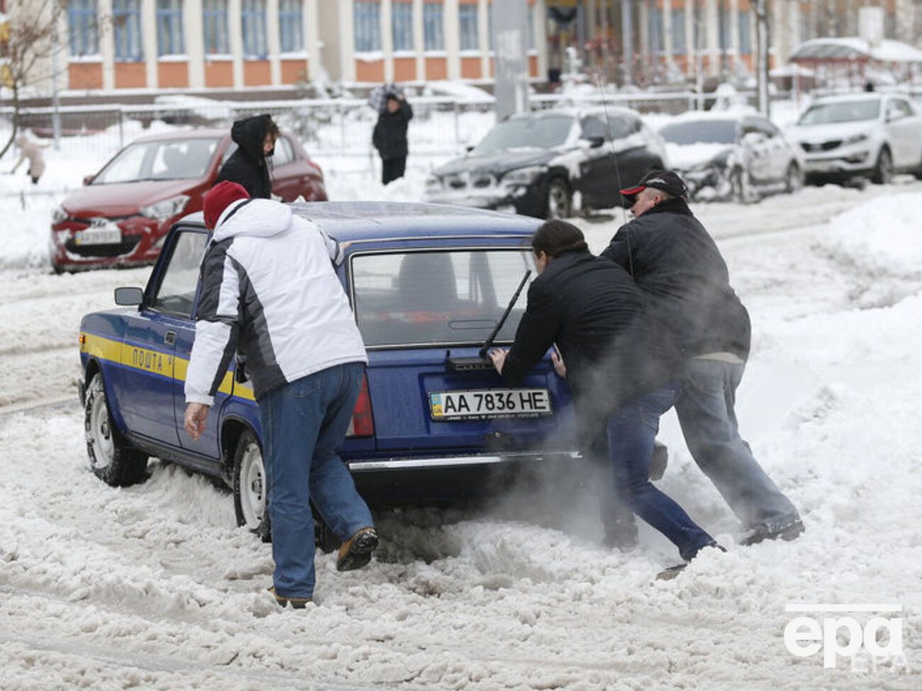 В КГГА просят водителей не использовать автотранспорт с летними шинами