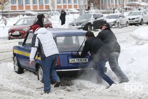 У КМДА просять водіїв не використовувати автотранспорт із літніми шинами