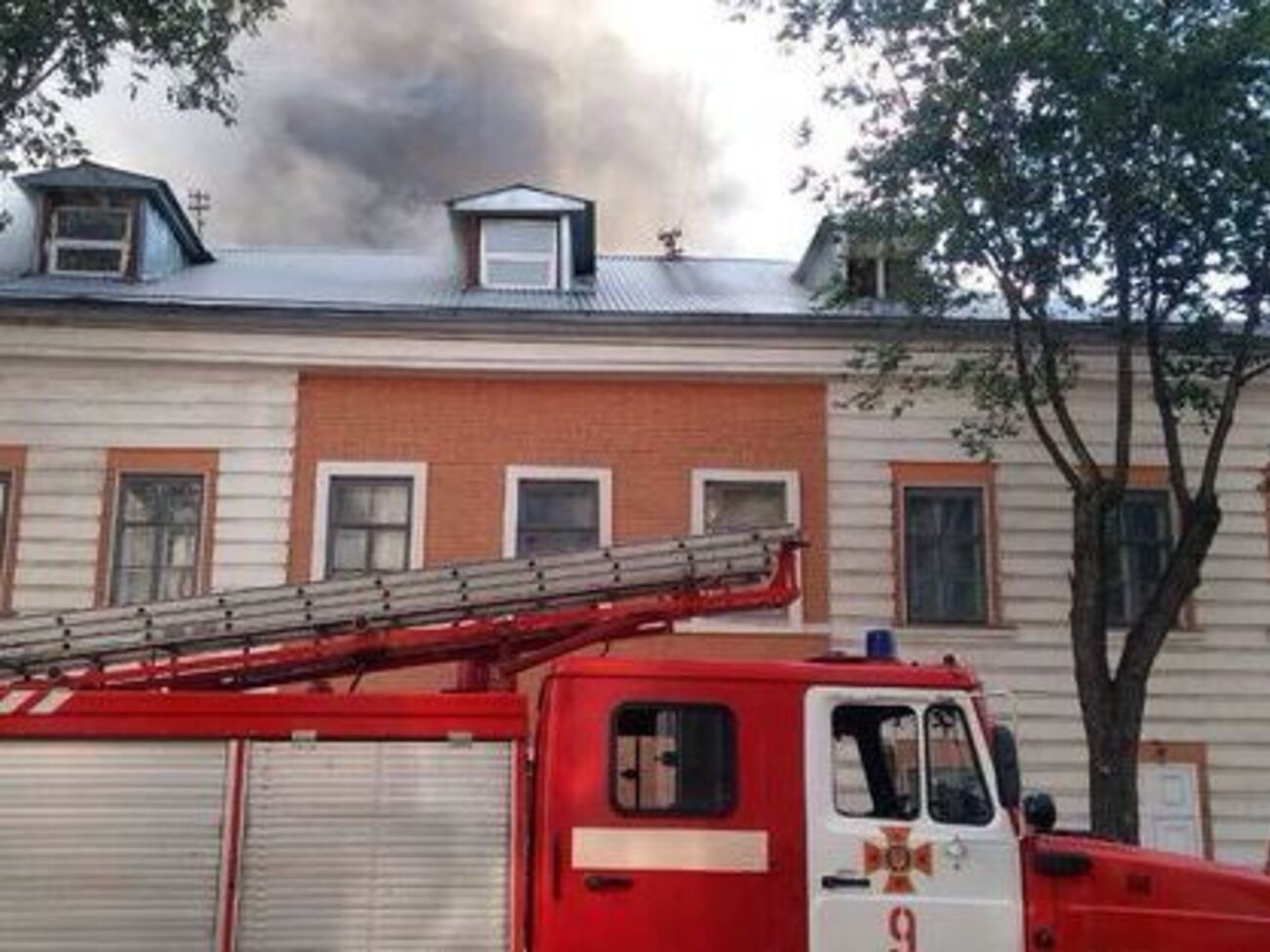 До гасіння пожежі залучали шістьох членів особового складу та дві одиниці техніки ДСНС