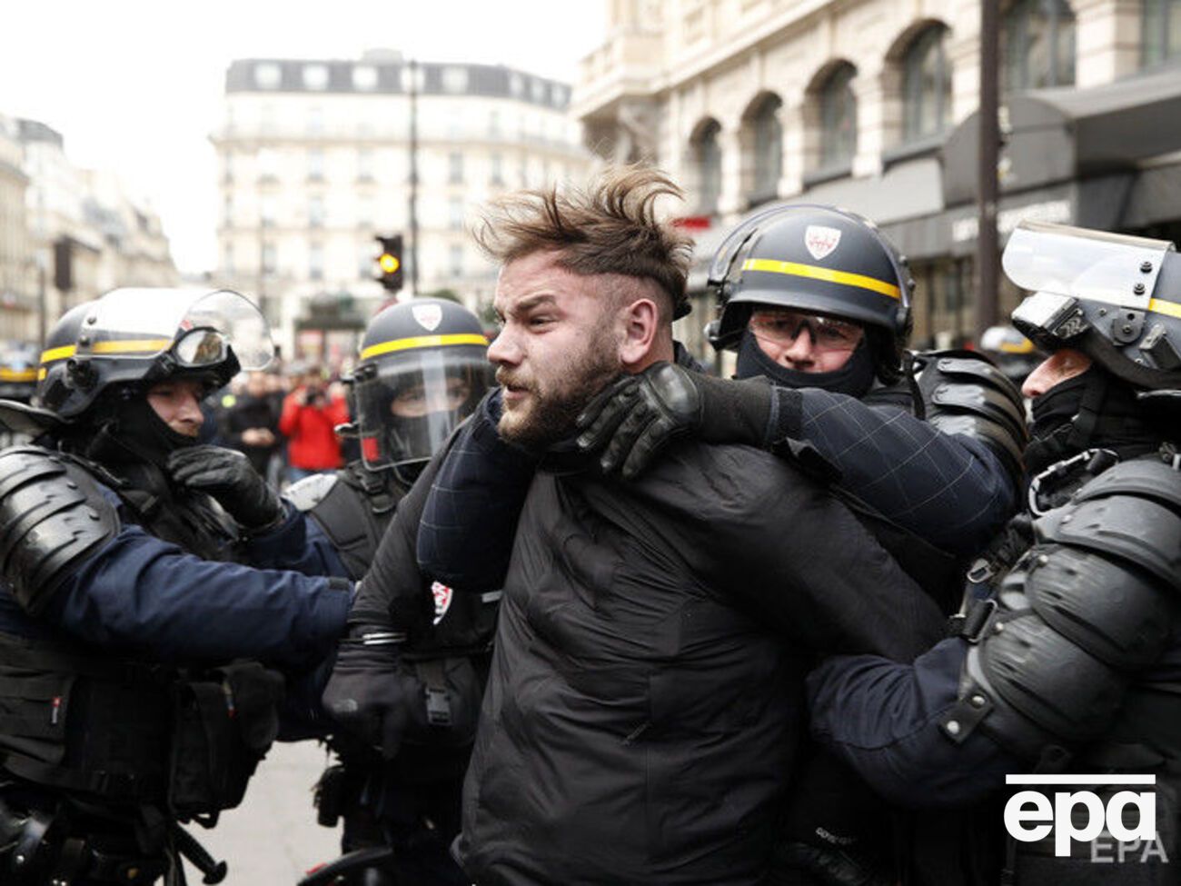 В связи с решением правительства поднять с 2019 года налог на дизельное топливо и бензин во Франции в середине ноября начались акции протеста