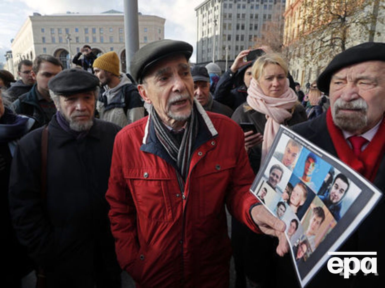 Лев Пономарьов (у центрі) відбуває 16 діб арешту за порушення правил проведення публічного заходу