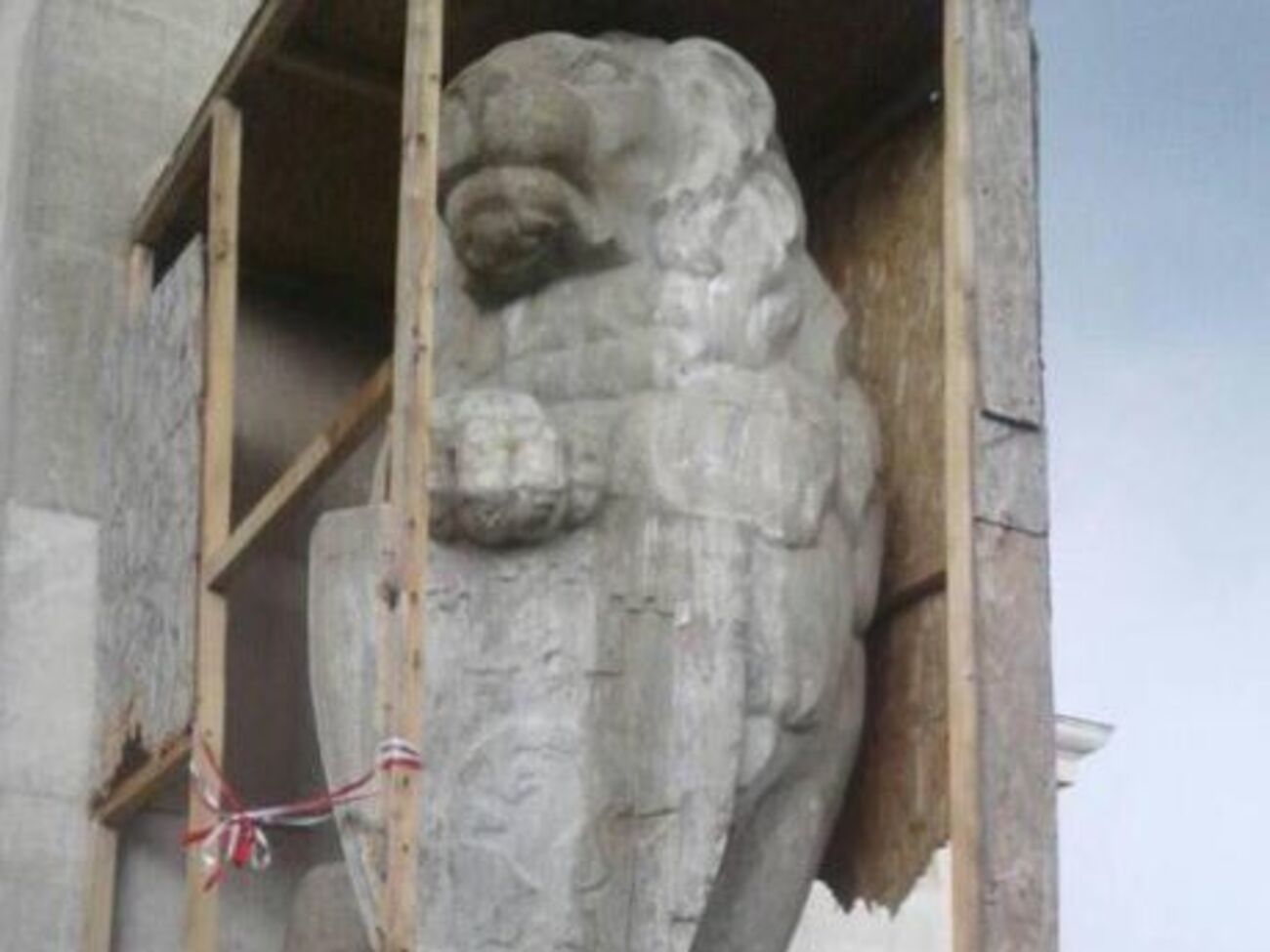 Неизвестные пытались повредить ограждение возле скульптур