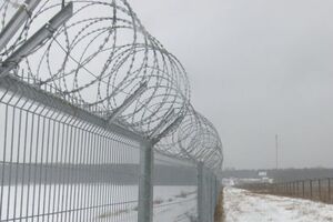 Будівництво паркану тривало півроку