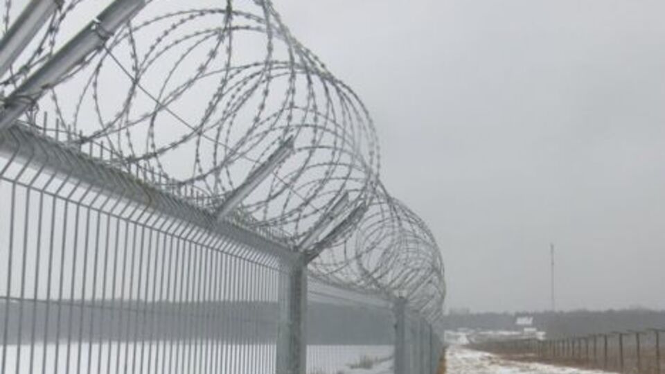 Будівництво паркану тривало півроку