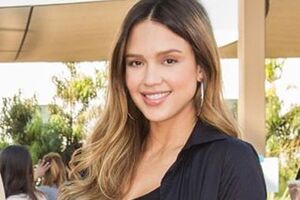 Альба: Проводя время с сыном Хэйсом, смотрю сериал "Грейс и Фрэнки"