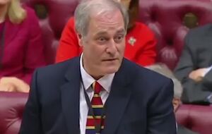 Бейтс заявил, что ему стыдно за свое опоздание в Палату лордов