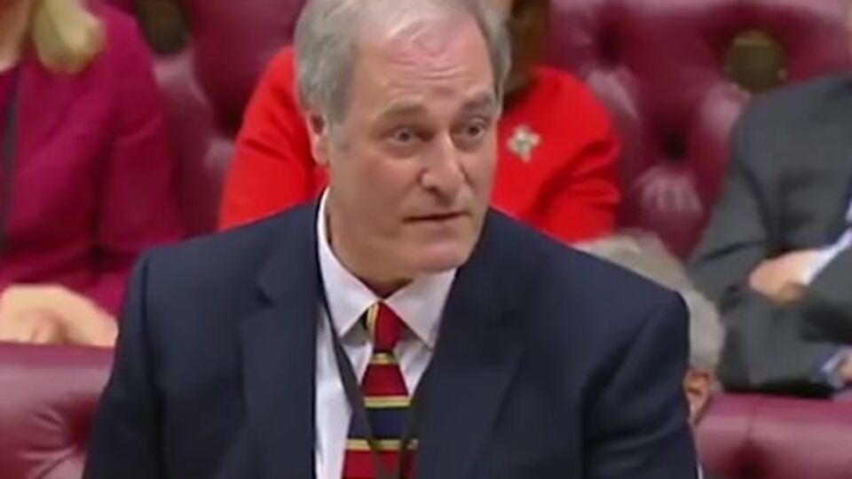 Бейтс заявил, что ему стыдно за свое опоздание в Палату лордов