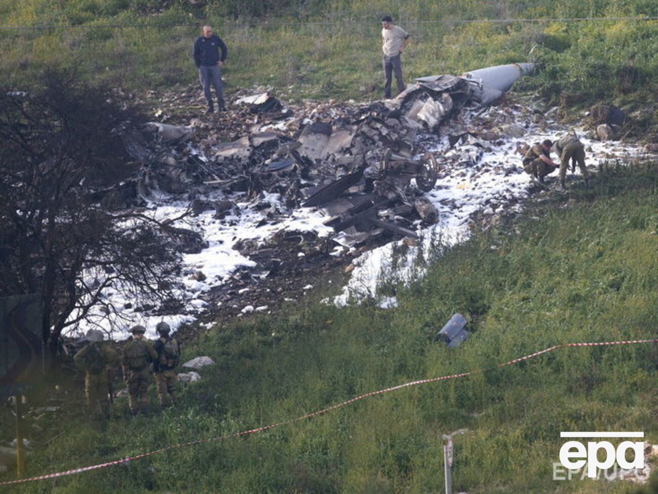 Израильский самолет F-16 был сбит сирийскими зенитными системами. Летчикам удалось спастись