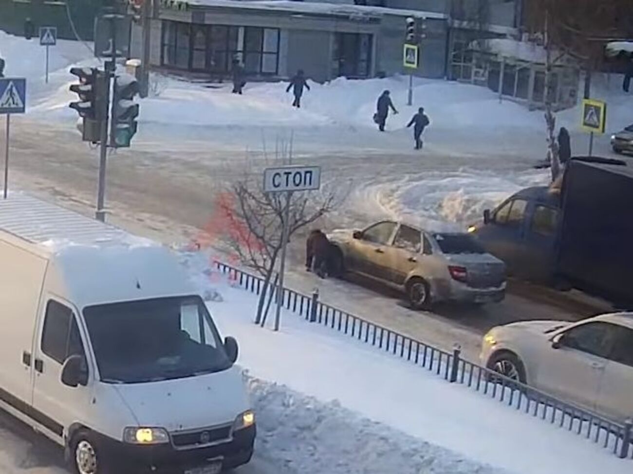 Автомобиль поехал, зацепив стоявшую на четвереньках женщину