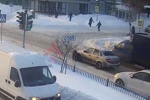 Автомобіль поїхав, зачепивши жінку, яка стояла рачки