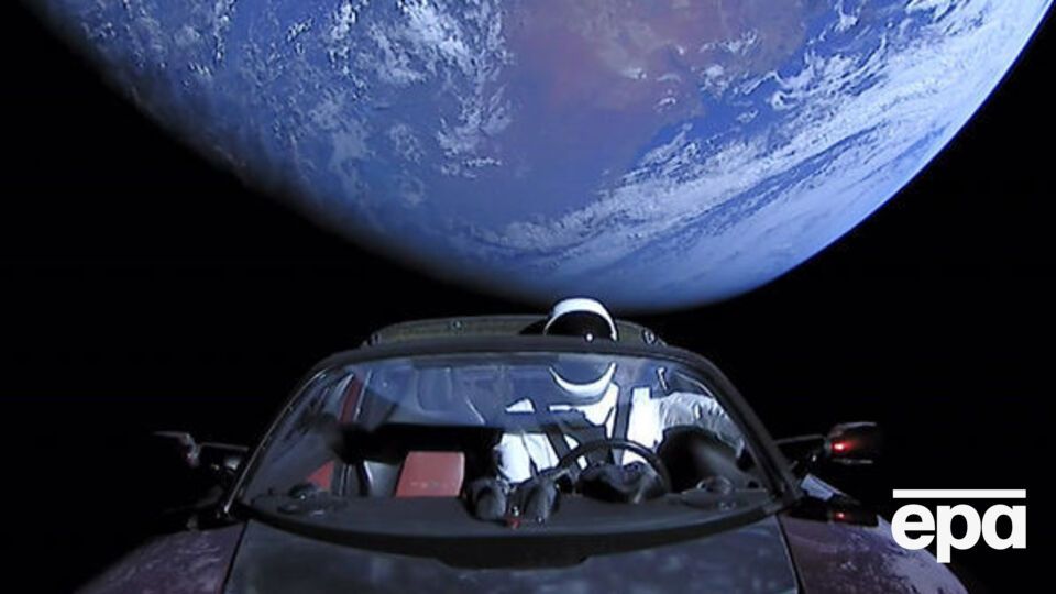 7 февраля Tesla Roadster, которую выпустили с борта ракеты-носителя Falcon Heavy, превысила орбиту Марса и начала движение к поясу астероидов