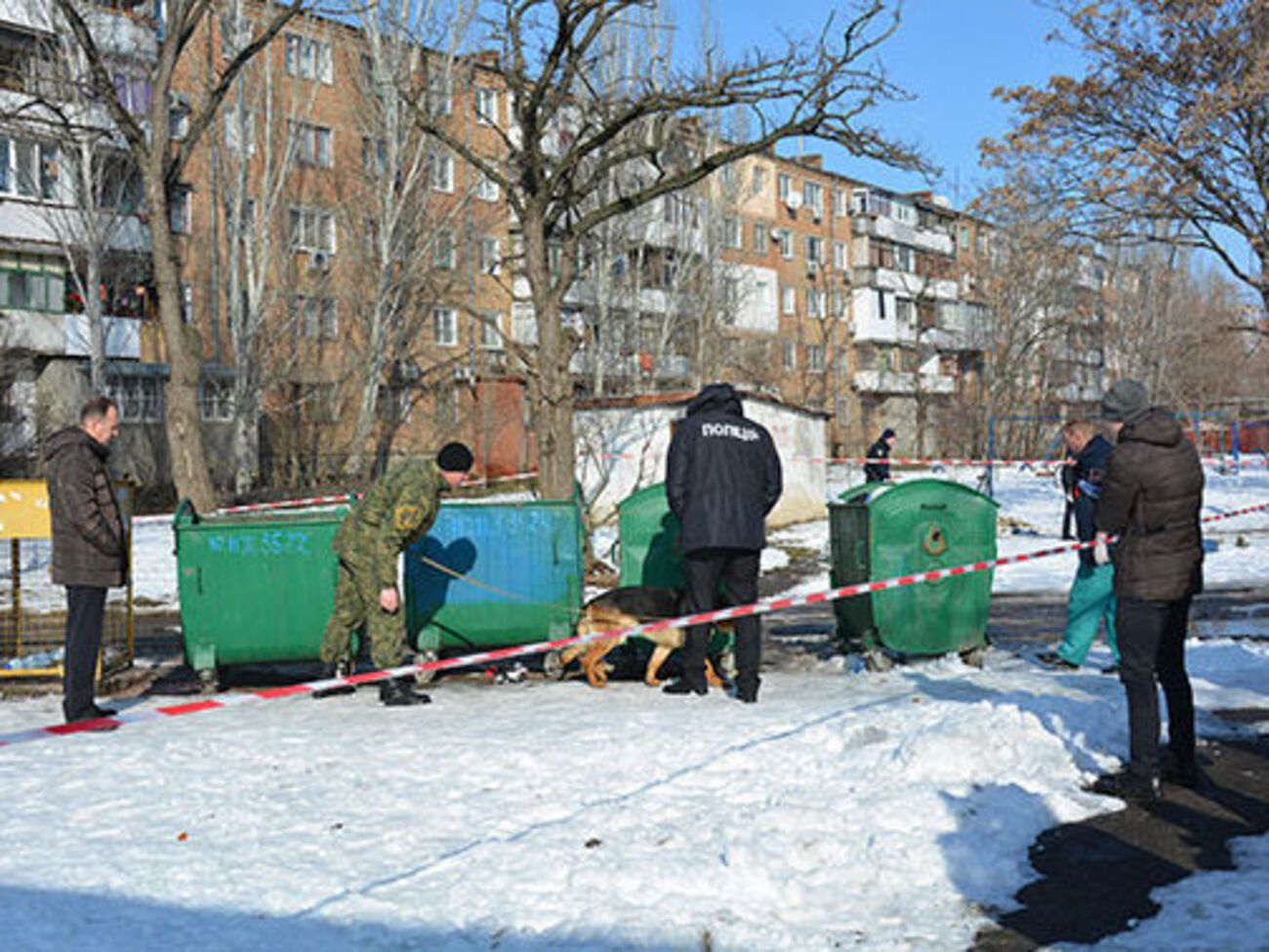 Женщина выбросила тело ребенка в мусорный контейнер