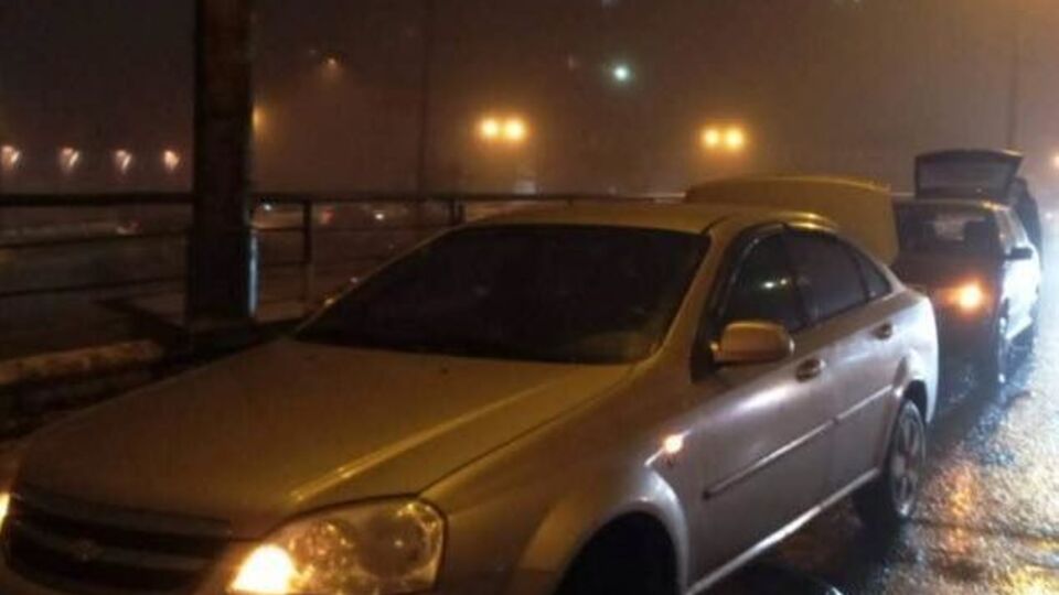 Арматура на Шулявському мосту пошкодила понад 10 авто