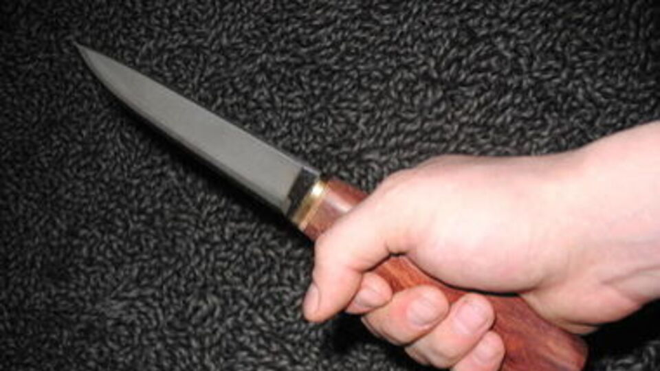 Поліція поки що не уточнила, що саме змусило чоловіка напасти на людей із ножем