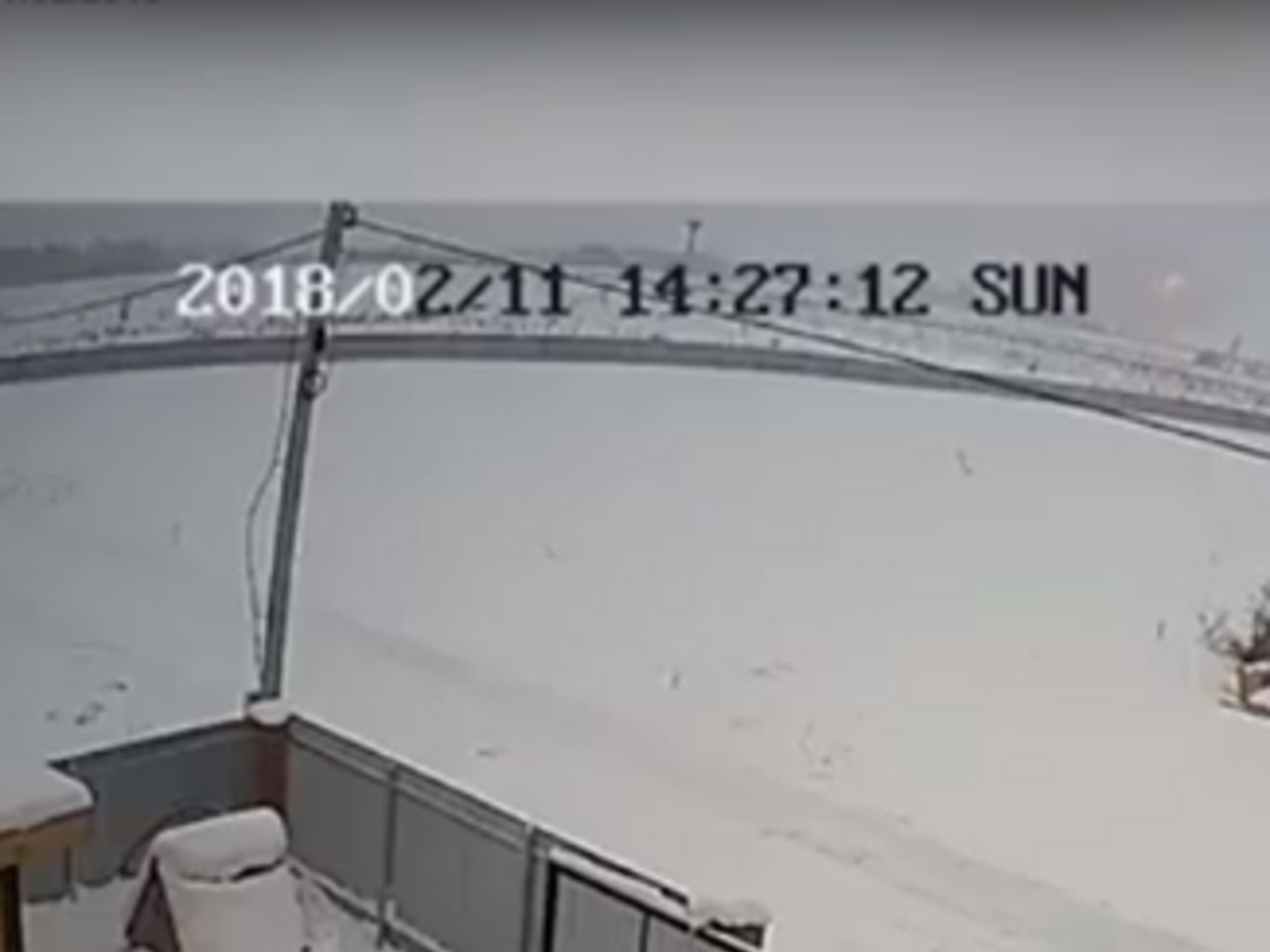 На записі видно, як далеко з'являється багато диму