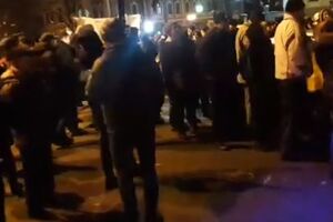 Участь у мітингу бере кілька десятків осіб