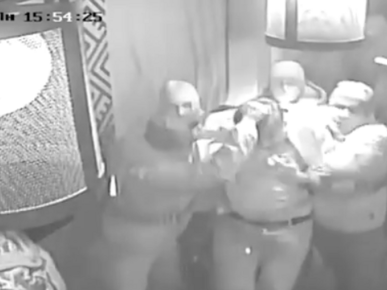 Саакашвілі силоміць вивели з ресторану