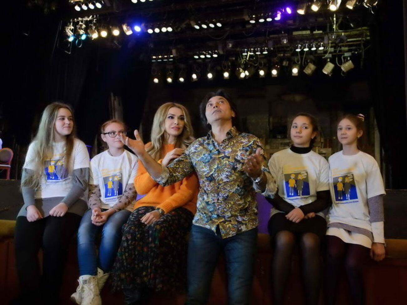 Ольга Сумская и Виталий Борисюк лично провели экскурсию по театру имени Ивана Франко для детей-переселенцев