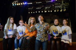 Ольга Сумская и Виталий Борисюк лично провели экскурсию по театру имени Ивана Франко для детей-переселенцев