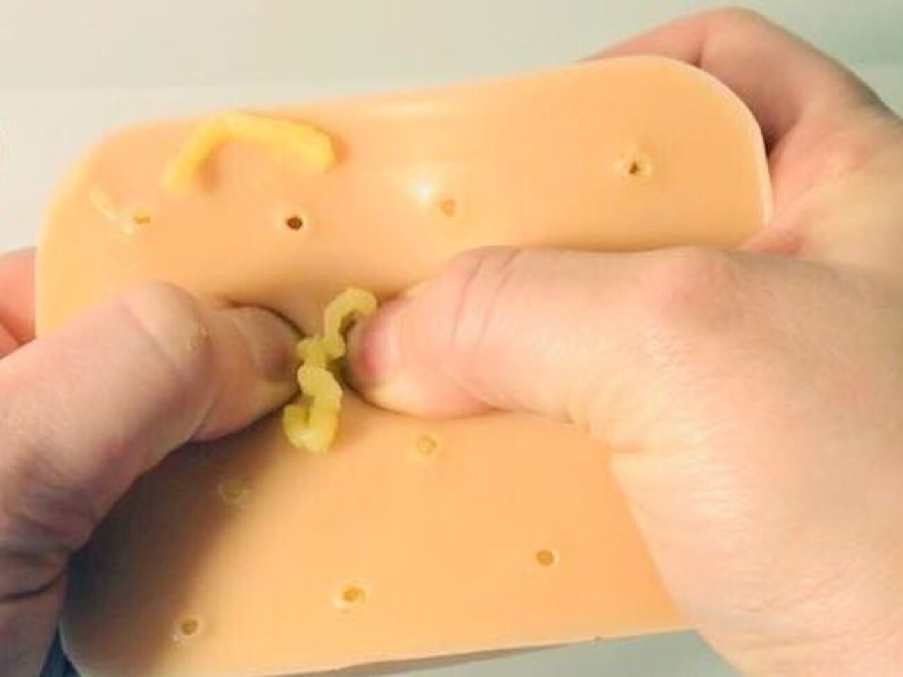 Игрушка изготовлена из силикона