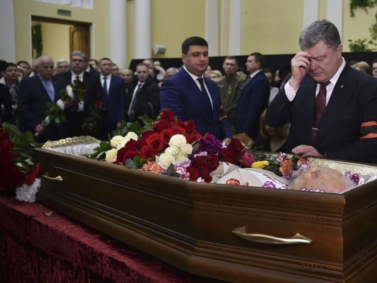 Попрощаться с Поповичем пришли Порошенко и Гройсман. Фоторепортаж