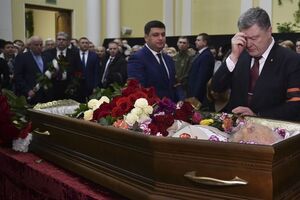 Попрощаться с Поповичем пришли Порошенко и Гройсман. Фоторепортаж