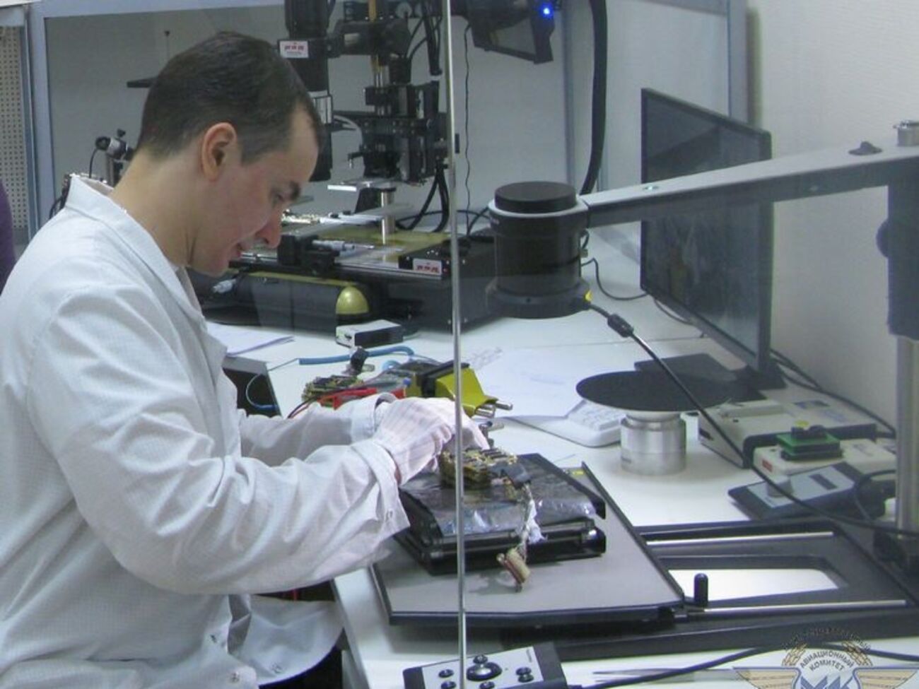 Эксперты расшифровывают скопированную информацию