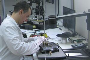 Эксперты расшифровывают скопированную информацию