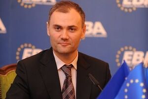 Колобов занимал должность министра финансов Украины в декабре 2012 года – феврале 2014 года