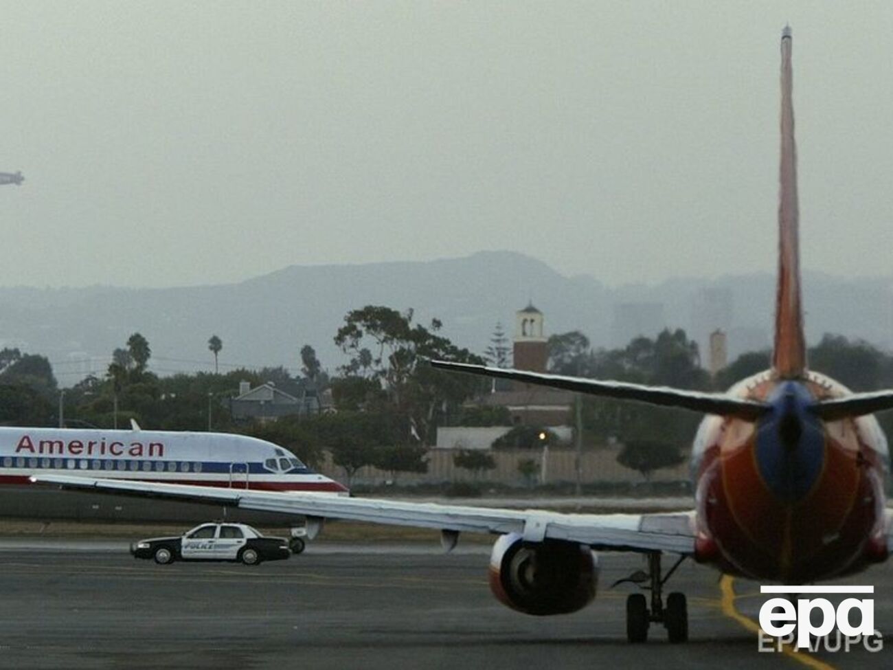 В аэропорту загорелся самолет, летевший из Лос-Анджелеса в Сан-Хосе