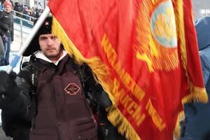 Росіянин із прапором Леніна: Ось так росіян затискають. Не дають нормально вболівати