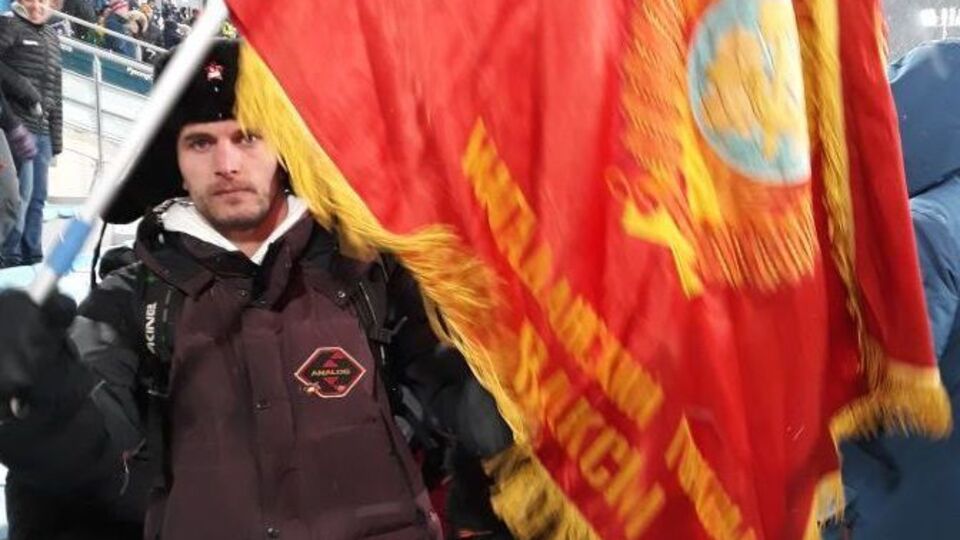 Росіянин із прапором Леніна: Ось так росіян затискають. Не дають нормально вболівати