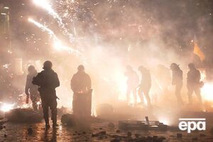 Протестующие с помощью фейерверков пытаются отразить наступление силовиков на баррикады. Ночь с 18-го на 19 февраля 2014 года