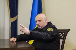 Турчинов: Мы анализируем ситуацию и видим опасность не только на севере и востоке