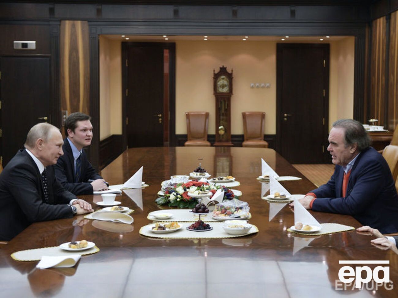 Стоун (справа) снял четыре серии фильма о Путине