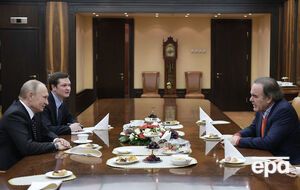 Стоун (справа) снял четыре серии фильма о Путине