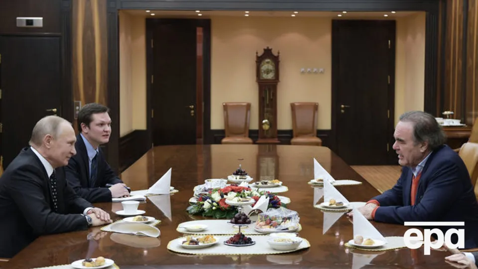 Стоун (справа) снял четыре серии фильма о Путине