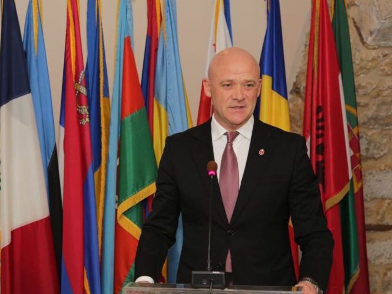 Труханов заявив, що перервав своє відрядження в Чехію і повідомив НАБУ, коли прибуде в Київ