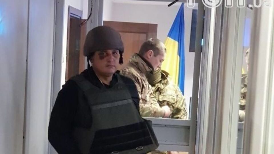 Шепелева привезли в Оболонський районний суд у касці і бронежилеті