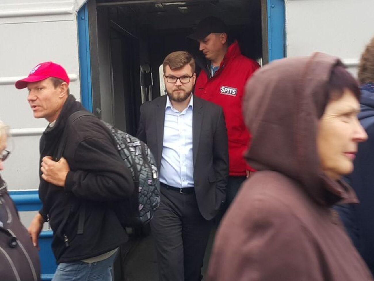 Кравцов (у центрі) виконує обов'язки голови правління компанії