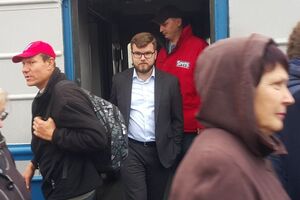 Кравцов (у центрі) виконує обов'язки голови правління компанії