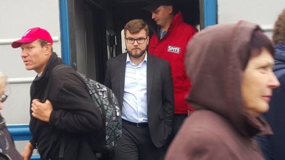 Кравцов (у центрі) виконує обов'язки голови правління компанії